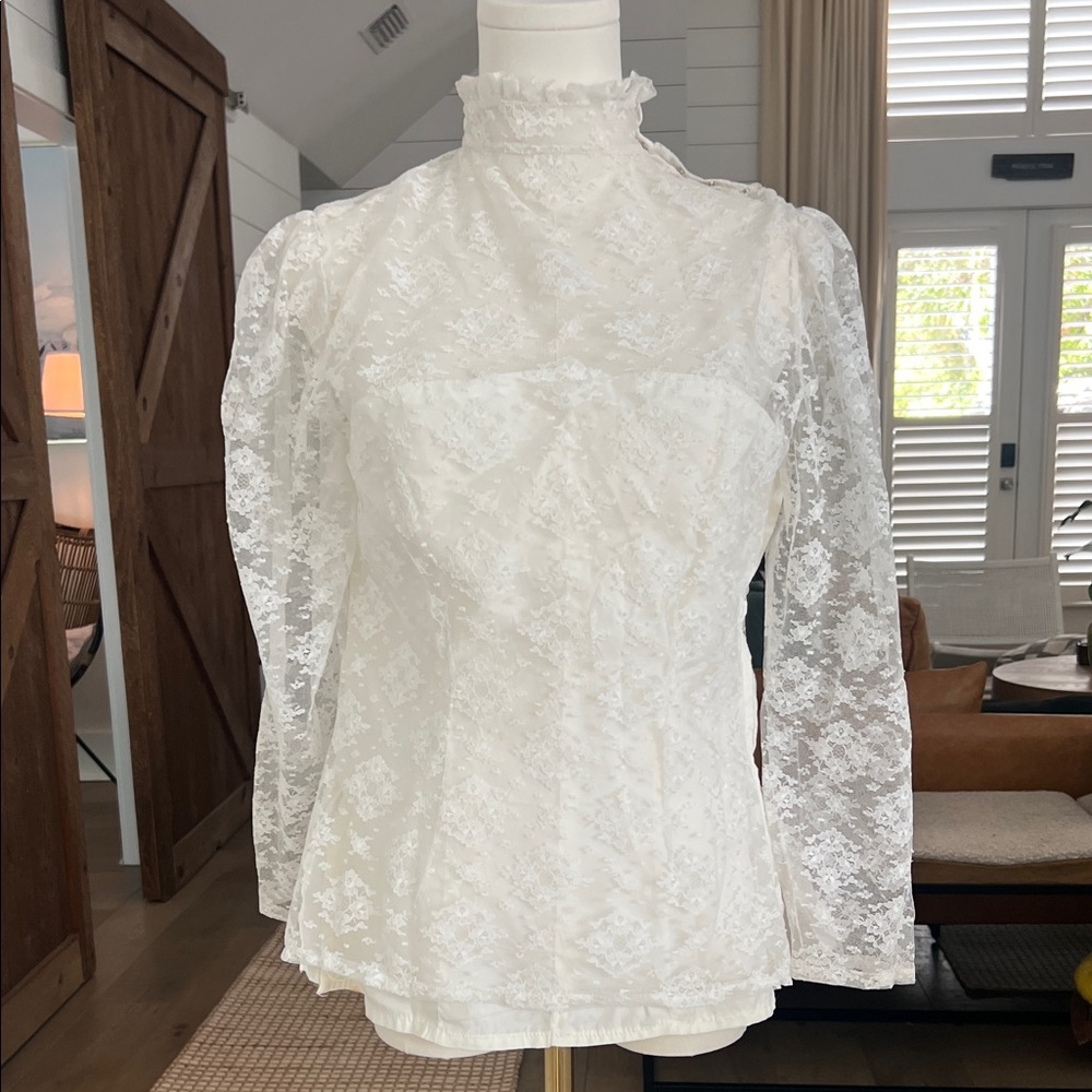 Beautiful vintage off white lace blouse. Snap neck, zip side. Authentic !!
